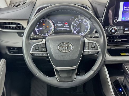 Used 2023 Toyota Highlander XLE FWD image 18