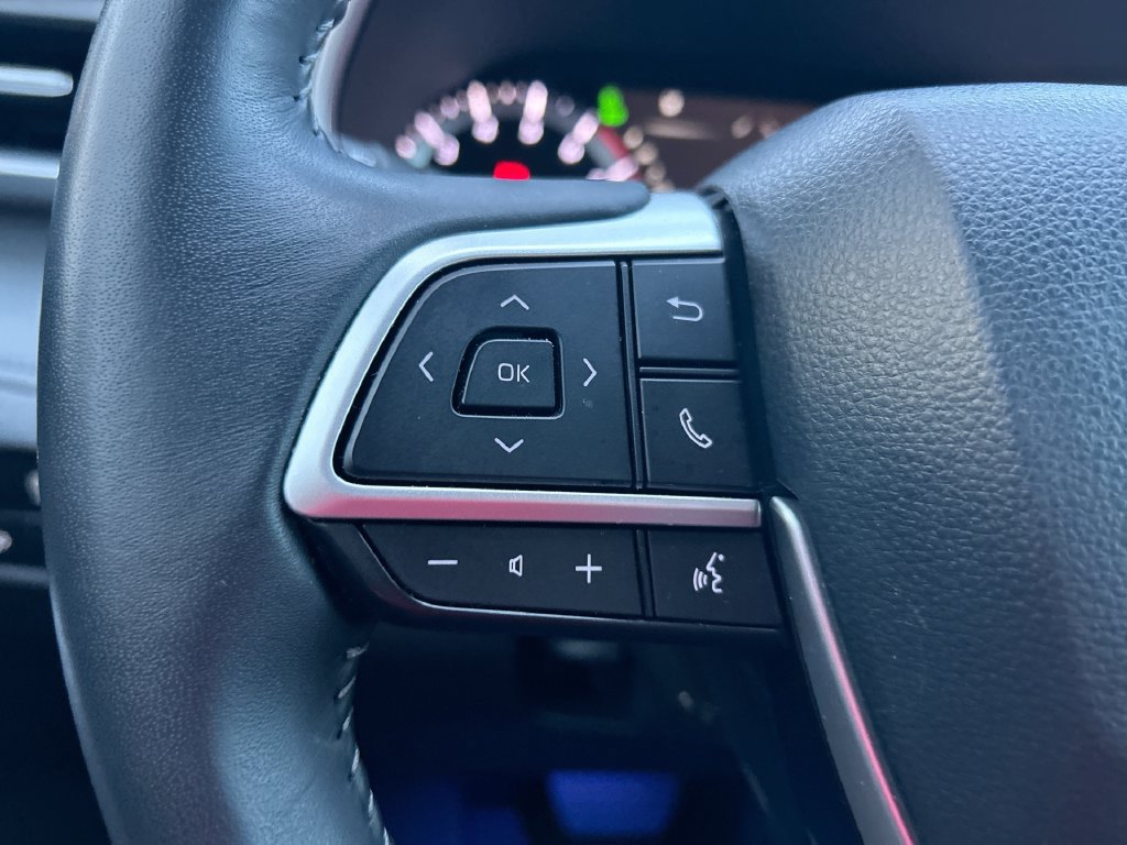 Certified 2025 Toyota Highlander XLE FWD image 16