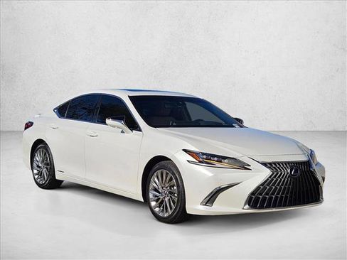 Used 2022 Lexus ES 300h w/ Luxury Package image 3
