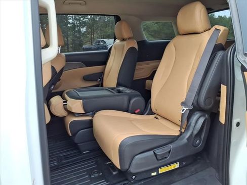 Used 2024 Kia Carnival LX image 20