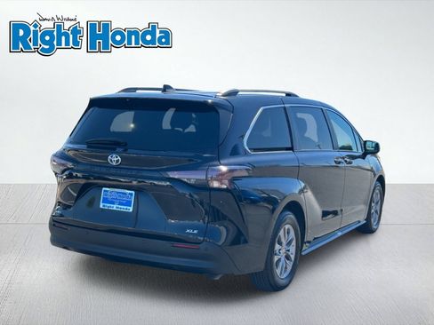 Used 2025 Toyota Sienna XLE FWD image 5