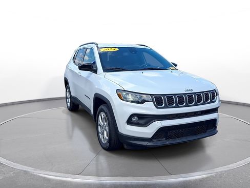 Used 2024 Jeep Compass Latitude AWD/4WD image 2
