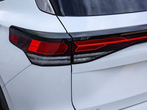 New 2026 Volkswagen Tiguan SE image 9