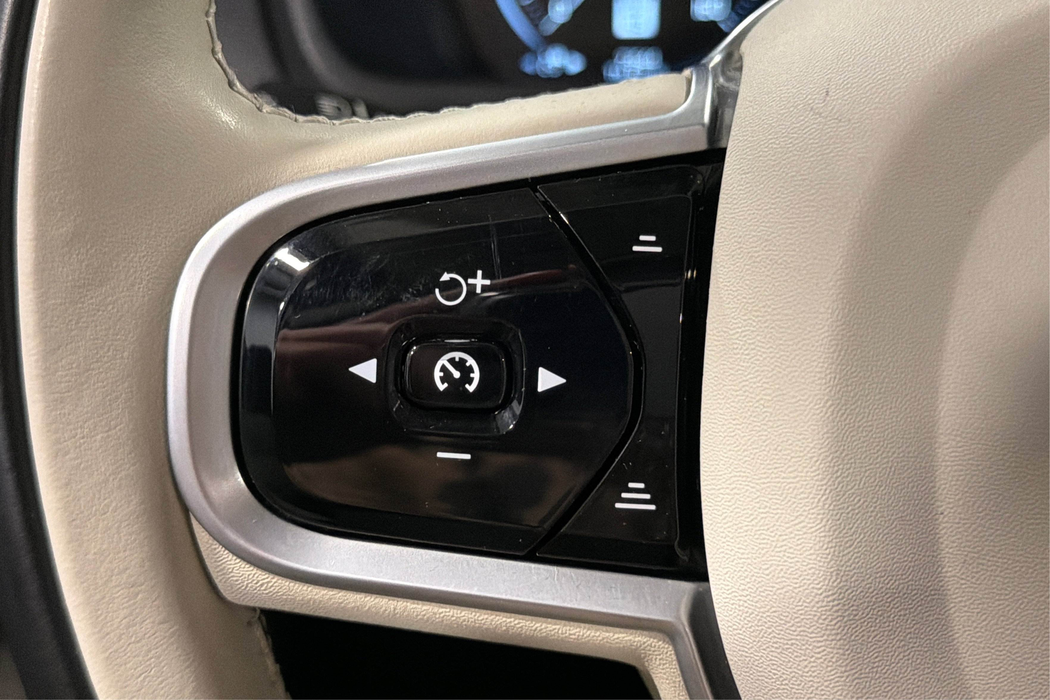 Used 2021 Volvo XC90 T5 Momentum w/ Climate Package AWD/4WD image 23
