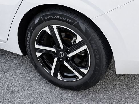 Used 2025 Nissan Sentra SV FWD image 9