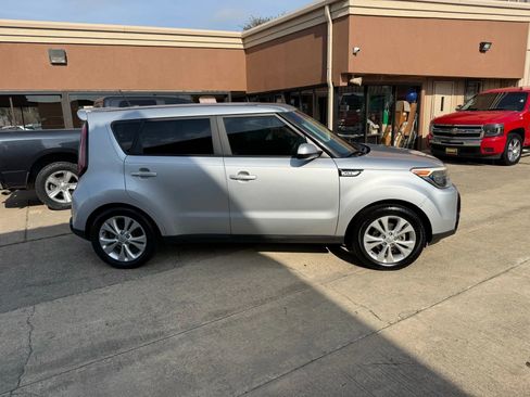 Used 2016 Kia Soul + image 4