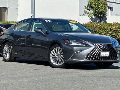 Used 2022 Lexus ES 300h w/ Accessory Package 2 FWD image 2