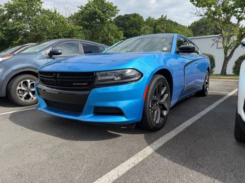 Used 2019 Dodge Charger SXT w/ Blacktop Package RWD image 3