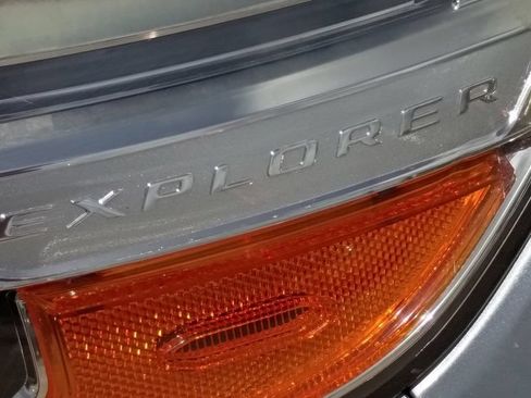 Used 2020 Ford Explorer XLT RWD image 13