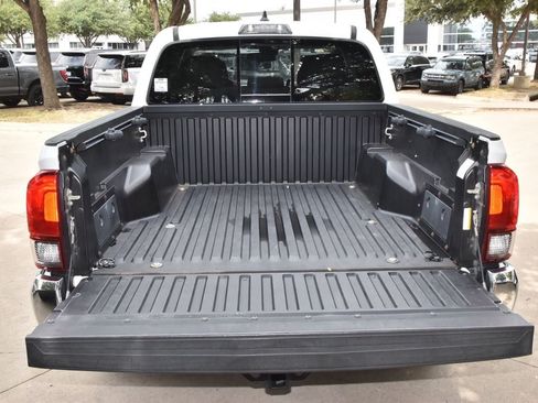 Used 2018 Toyota Tacoma SR5 AWD/4WD image 34