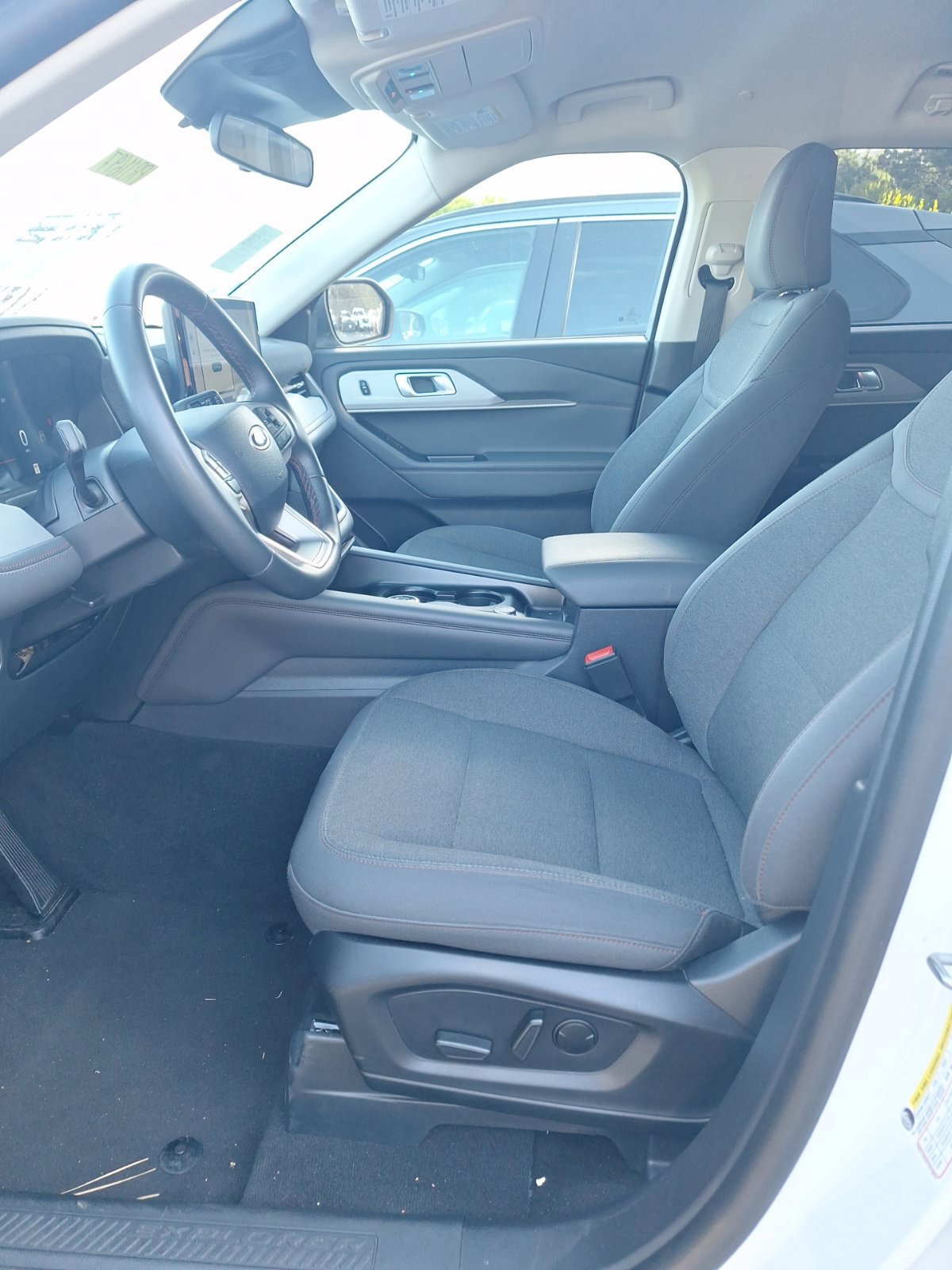 Used 2025 Ford Explorer Active RWD image 12