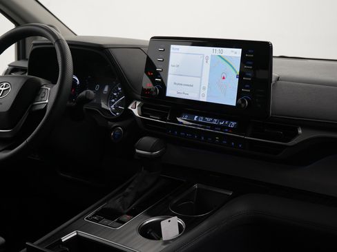 Used 2024 Toyota Sienna Limited image 14