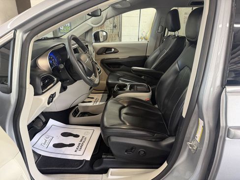 Used 2020 Chrysler Voyager Lxi FWD image 13