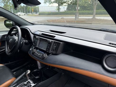 Used 2018 Toyota RAV4 SE w/ Power Extra Value Package FWD image 33