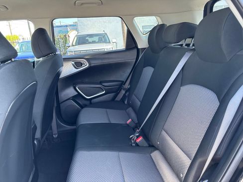Used 2025 Kia Soul LX w/ LX Technology Package FWD image 25