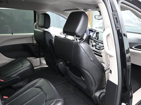 Used 2024 Chrysler Pacifica Touring-L FWD image 18