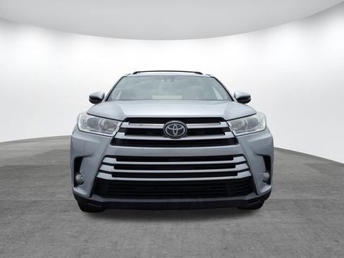 Used 2017 Toyota Highlander XLE FWD image 2
