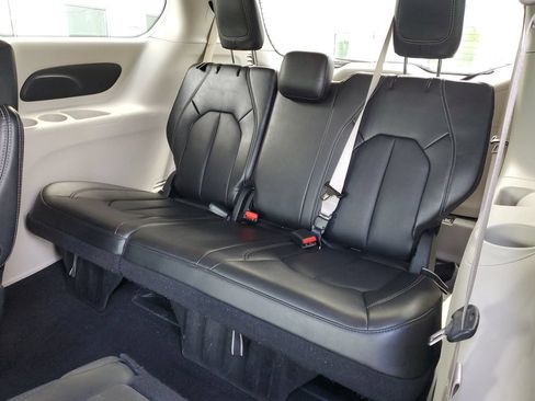 Used 2024 Chrysler Pacifica Touring-L FWD image 11