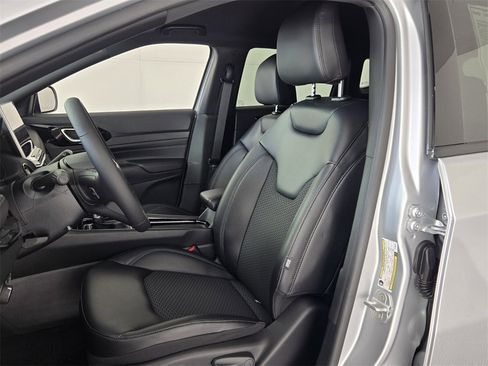 New 2026 Jeep Compass Latitude image 7