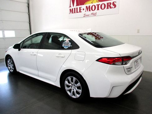 Used 2021 Toyota Corolla LE image 4