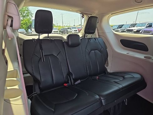 Used 2023 Chrysler Pacifica Touring-L FWD image 82