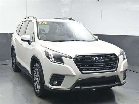 Used 2023 Subaru Forester Premium image 2