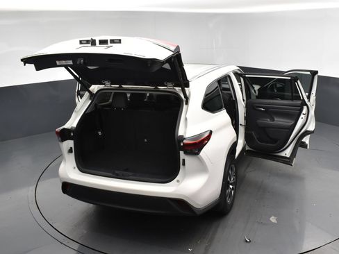 Used 2021 Toyota Highlander XLE AWD/4WD image 23