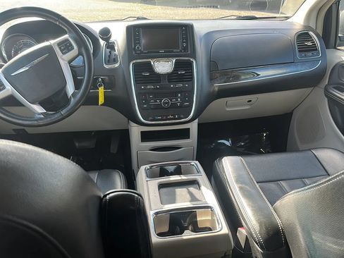 Used 2016 Chrysler Town & Country Touring FWD image 10