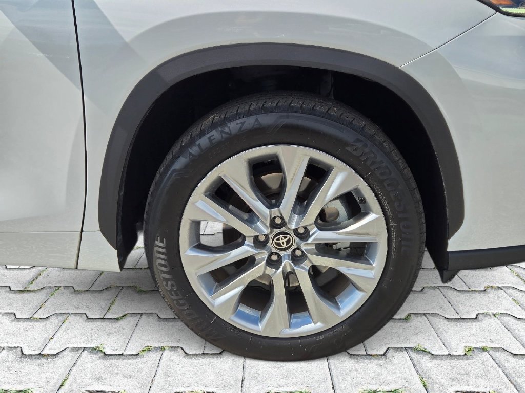 Used 2023 Toyota Highlander Limited FWD image 3