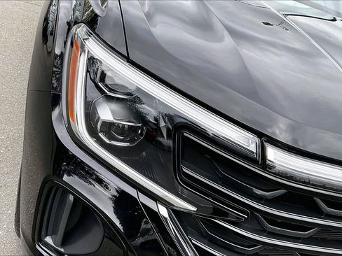 Used 2025 Volkswagen Atlas Cross Sport SE FWD image 31