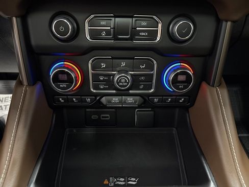 Used 2023 Chevrolet Suburban High Country w/ Advanced Technology Package image 22