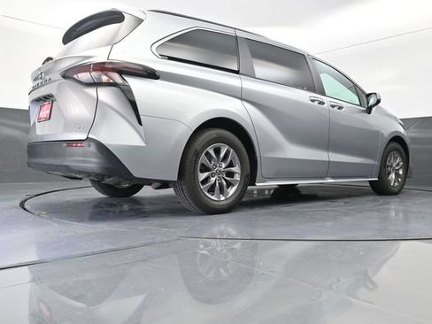Certified 2025 Toyota Sienna XLE FWD image 35