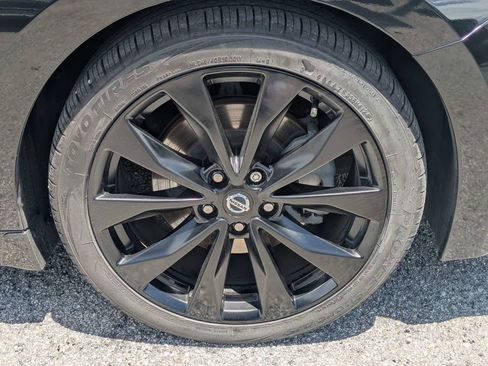 Used 2021 Nissan Maxima SR w/ Sport Mat Group FWD image 11