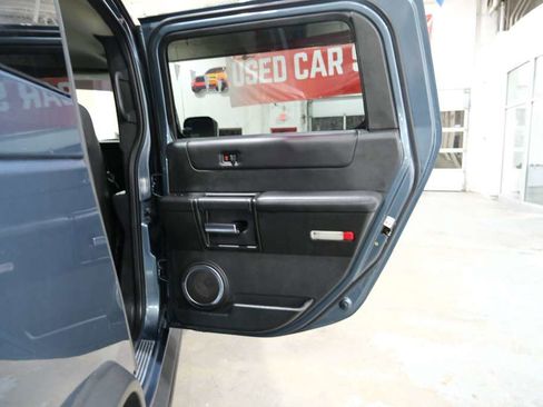 Used 2005 HUMMER H2 w/ Preferred Equipment Group image 24