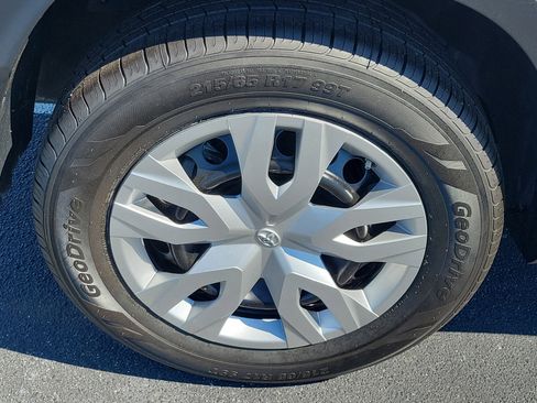 Used 2024 Toyota Corolla Cross L image 10