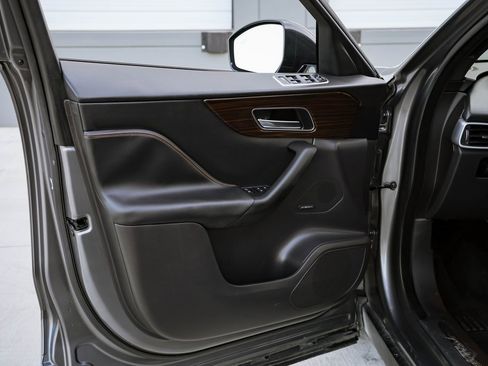 Used 2017 Jaguar F-PACE Prestige image 16