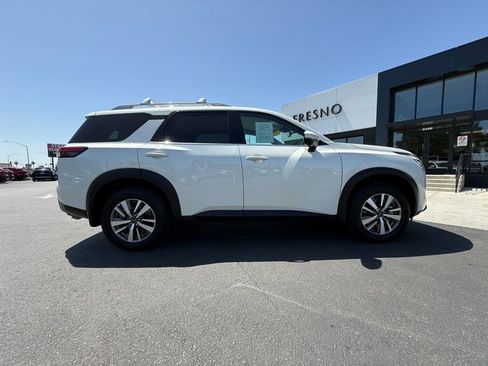 Used 2024 Nissan Pathfinder SL FWD image 12