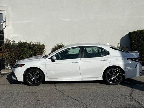 Used 2024 Toyota Camry SE image 3