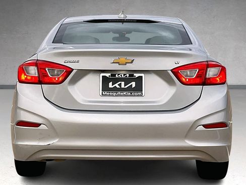 Used 2017 Chevrolet Cruze LT image 5