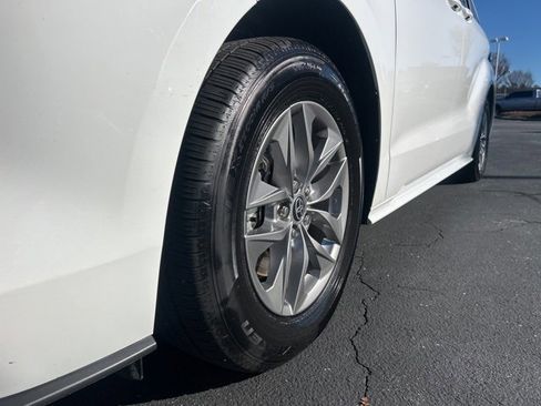 Used 2025 Toyota Sienna LE image 12