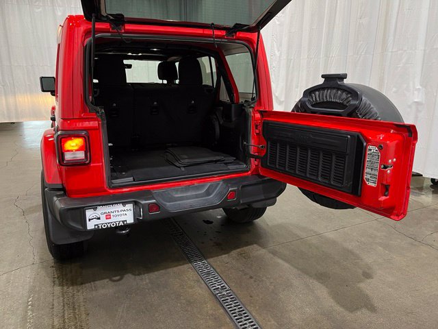 Used 2022 Jeep Wrangler Unlimited Sahara w/ Cold Weather Group AWD/4WD image 14