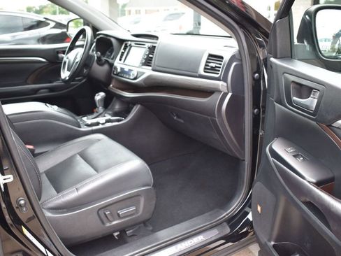 Used 2017 Toyota Highlander Limited w/ Carpet Mat Package image 19
