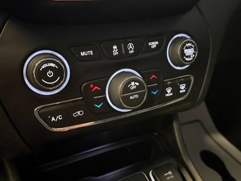 Used 2019 Jeep Cherokee Limited AWD/4WD image 16
