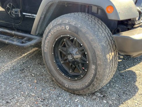 Used 2018 Jeep Wrangler Unlimited Rubicon w/ Connectivity Group image 8