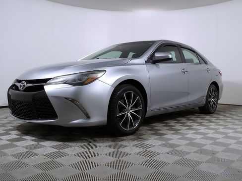Used 2017 Toyota Camry XSE FWD image 2