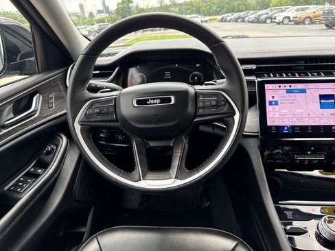 Used 2023 Jeep Grand Cherokee Limited w/ Black Appearance Package AWD/4WD image 12