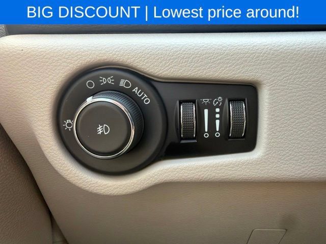 Used 2023 Chrysler Pacifica Touring-L FWD image 34