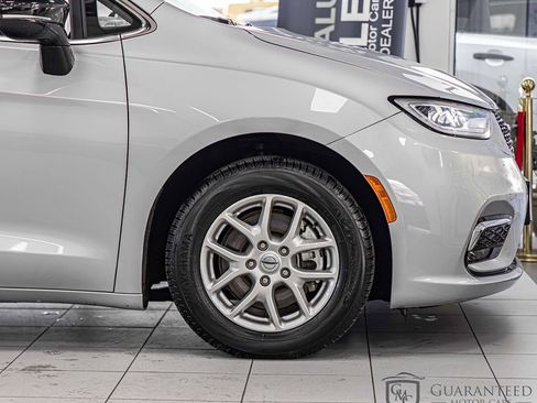 Used 2024 Chrysler Pacifica Touring-L FWD image 11