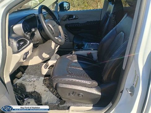 Used 2023 Chrysler Pacifica Touring-L FWD image 23