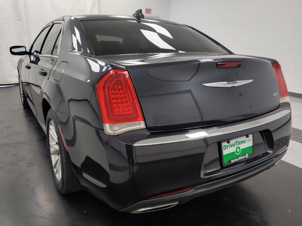 Used 2018 Chrysler 300 Touring L RWD image 5
